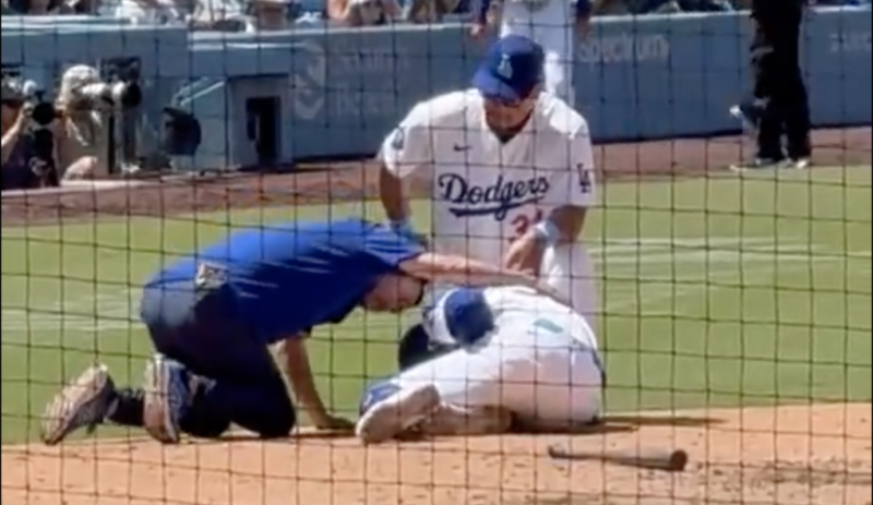 ¡Fracturado! Mookie Betts sufrió impacto en duelo de Dodgers vs KC Mookie Betts lesionado por fractura. (via X: @MLB)