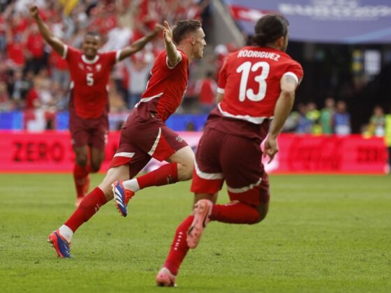 Hungría 1-3 Suiza: Resumen, resultado y estadísticas Cologne (Germany), 15/06/2024.- Michel Aebischer (C) of Switzerland celebrates after scoring the second goal during the UEFA EURO 2024 group A match between Hungary and Switzerland in Cologne, Germany, 15 June 2024. (Alemania, Hungría, Suiza, Colonia) EFE/EPA/YOAN VALAT