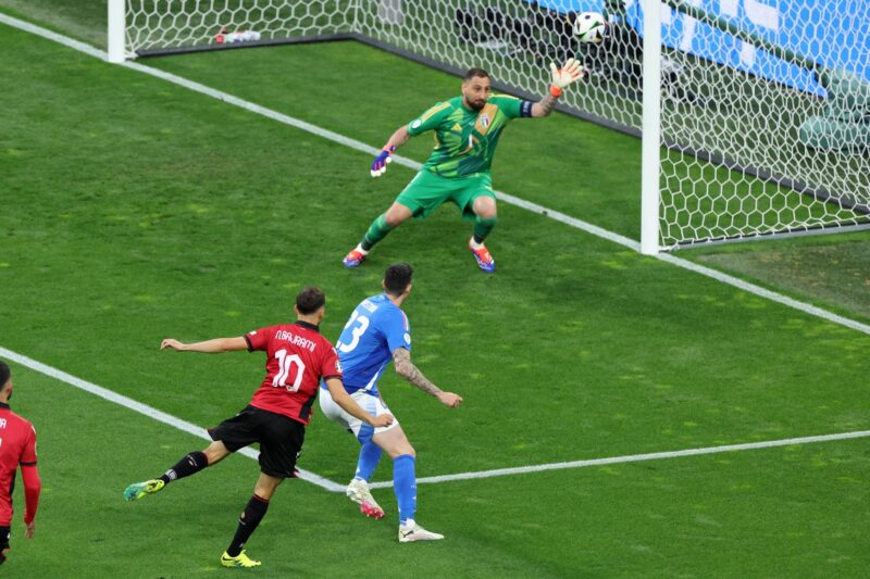 Dortmund (Germany), 15/06/2024.- Nedim Bajrami (L) of Albania scores the 0-1 goal during the UEFA EURO 2024 group B soccer match between Italy and Albania, in Dortmund, Germany, 15 June 2024. (Alemania, Italia) EFE/EPA/GEORGI LICOVSKI