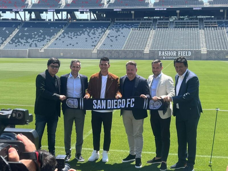 Presentación de Hirving 'Chucky' Lozano con la nueva franquicia de la MLS, el San Diego FC, acompañado de Claudio Suárez. (Foto: Enrique Cano / Unanimo Deportes)