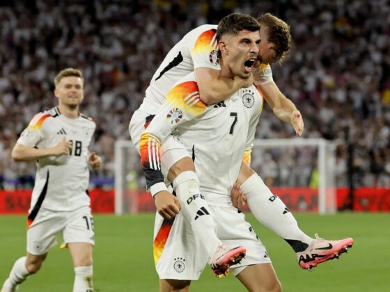 Alemania 5-1 Escocia: Resumen, resultado y estadísticas Munich (Germany), 14/06/2024.- Kai Havertz of Germany celebrates with his teammate Joshua Kimmich after scoring the 3-0 goal during the UEFA EURO 2024 group A match between Germany and Scotland in Munich, Germany, 14 June 2024. (Alemania) EFE/EPA/RONALD WITTEK