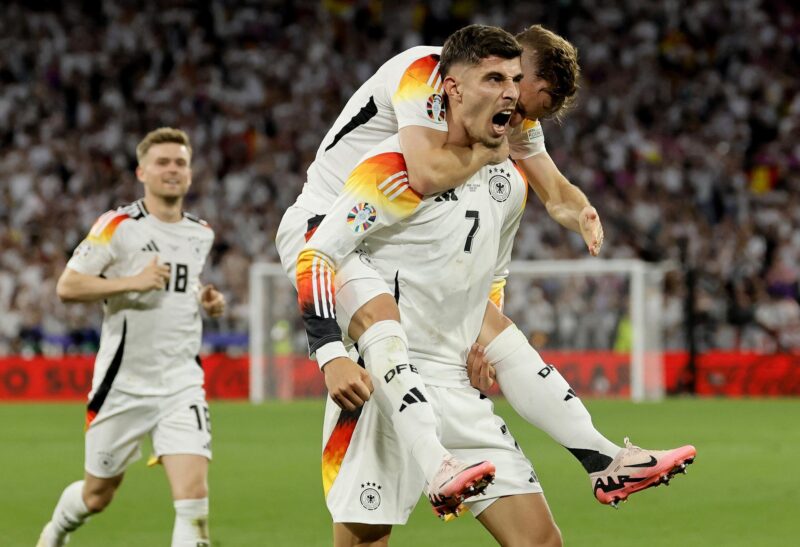 EURO 2024: La criminal falta que recibió Gündogan vs. Escocia Munich (Germany), 14/06/2024.- Kai Havertz of Germany celebrates with his teammate Joshua Kimmich after scoring the 3-0 goal during the UEFA EURO 2024 group A match between Germany and Scotland in Munich, Germany, 14 June 2024. (Alemania) EFE/EPA/RONALD WITTEK