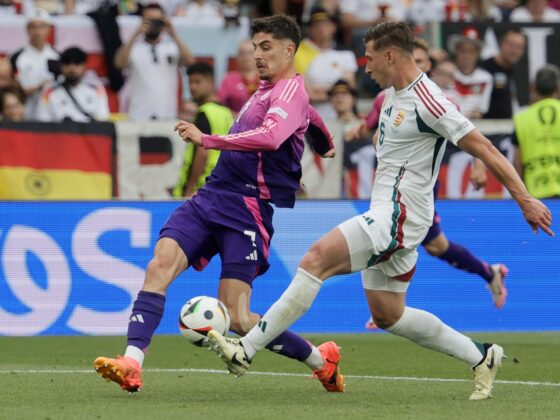Kai Havertz molesto al salir de cambio en el Alemania vs. Hungría Stuttgart (Germany), 19/06/2024.- Kai Havertz (L) of Germany and Willi Orban (R) of Hungary in action during the UEFA EURO 2024 Group A soccer match between Germany and Hungary, in Stuttgart, Germany, 19 June 2024. (Alemania, Hungría) EFE/EPA/RONALD WITTEK