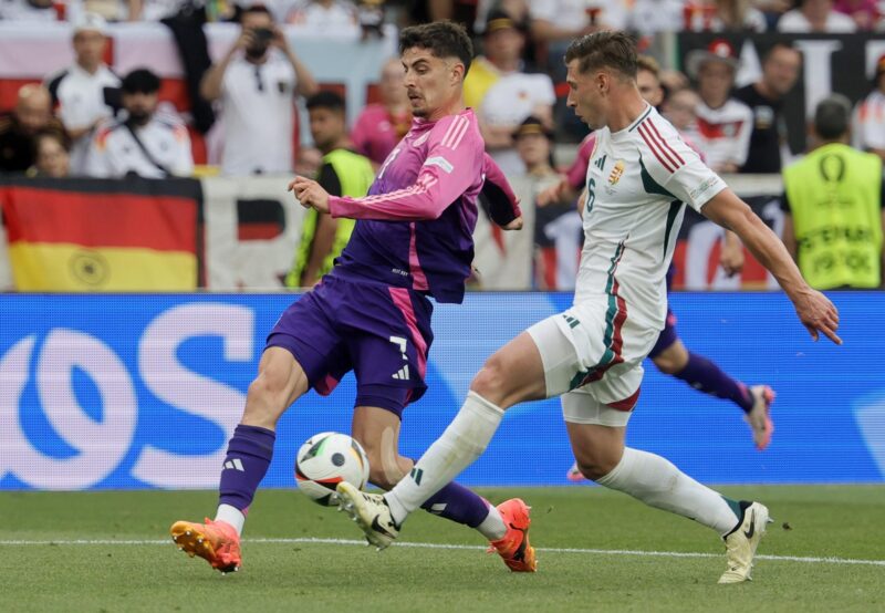Kai Havertz molesto al salir de cambio en el Alemania vs. Hungría Stuttgart (Germany), 19/06/2024.- Kai Havertz (L) of Germany and Willi Orban (R) of Hungary in action during the UEFA EURO 2024 Group A soccer match between Germany and Hungary, in Stuttgart, Germany, 19 June 2024. (Alemania, Hungría) EFE/EPA/RONALD WITTEK
