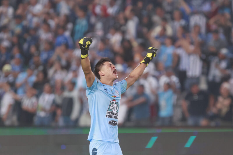 AME1071. PACHUCA (MÉXICO), 01/06/2024.- Carlos Moreno de Pachuca festeja una anotación contra el Columbus Crew durante la final de la Concacaf Champions Cup entre Pachuca y Columbus Crew este sábado, en el estadio Hidalgo de la ciudad de Pachuca, Hidalgo (México). EFE /David Martínez Pelcastre
