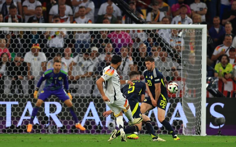 Eurocopa: Los jugadores que triunfan desde el banquillo Munich (Germany), 14/06/2024.- Emre Can (C) of Germany scores the 5-1 lead during the UEFA EURO 2024 group A match between Germany and Scotland in Munich, Germany, 14 June 2024. (Alemania) EFE/EPA/MARTIN DIVISEK