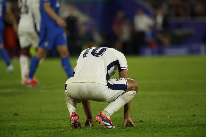 Inglaterra avanza a octavos pero sigue sin convencer