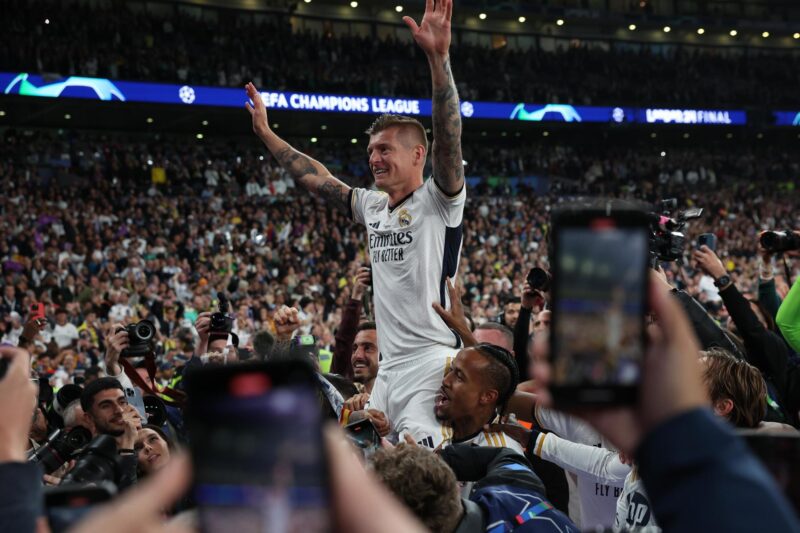Se despidieron en 2024: futbolistas que colgaron las botas este año El alemán Toni Kroos, centrocampista del Real Madrid, celebra el título de Liga de Campeones que ganó su equipo frente al Borussia Dortmund. EFE/EPA/ADAM VAUGHAN futbolistas