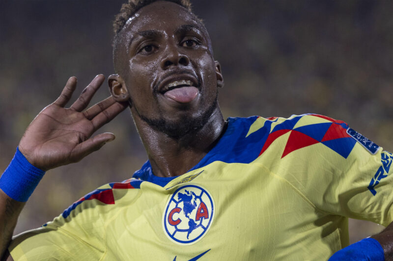 Fotografía de archivo del delantero colombiano nacionalizado mexicano Julián Quiñones, quien este jueves ha dejado las filas del bicampeón América para fichar por Al- Qadsiah saudí, que dirige el español Michel. EFE/Armando Arorizo