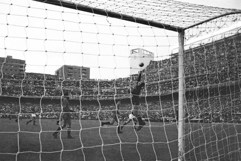 Lev Yashin no puede parar el gol marcado de cabeza por Marcelino en la final de 1964.EFE/Luis Millán