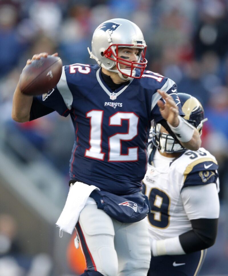 Imagen de archivo de Tom Brady en los tiempos en que destacaba como mariscal de campo de los Patriots. EFE/CJ Gunther
