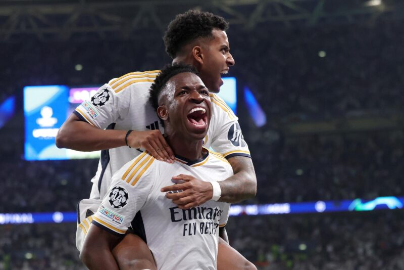 Los delanteros brasileños del Real Madrid, Vinicius Junior (abajo) y Rodrygo Goes, fueron registrados el pasado 1 de junio, luego de que Vinicius le anotara un segundo gol a Borussia Dortmund, durante la final de la Liga de Campeones de la UEFA, en Londres (Reino Unido). EFE/Neil Hall