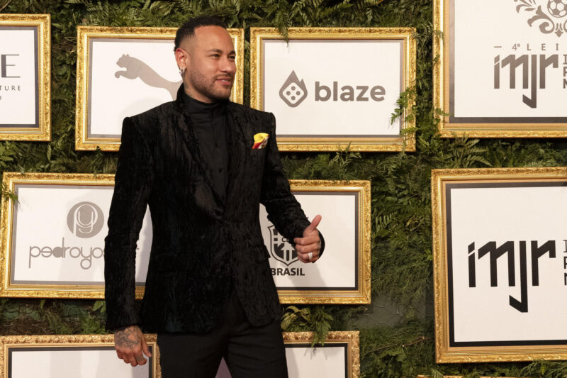 El futbolista brasileño Neymar en la prensa, durante una subasta promovida por su ONG, el Instituto Neymar Jr, en Sao Pablo (Brasil). EFE/Isaac Fontana