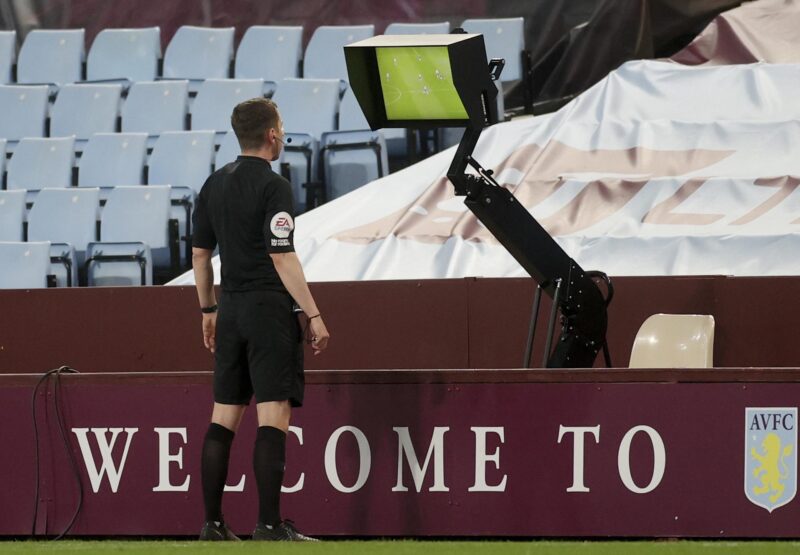 El árbitro Peter Bankes observa el monitor VAR durante un partido de fútbol de la Premier League inglesa en una imagen de archivo. EFE/EPA/Carl Recine / POOL SÓLO PARA USO EDITORIAL.