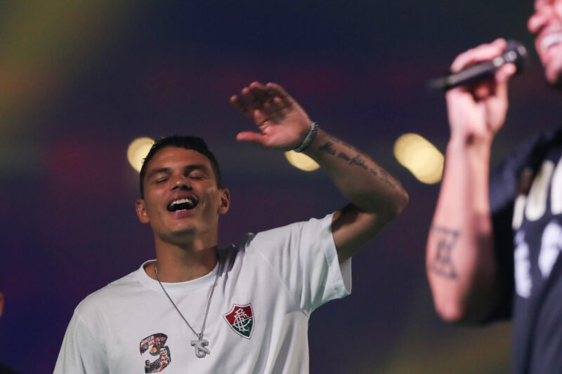 El Milan podría juntar a Santiago Giménez con una leyenda brasileña El defensor brasileño Thiago Silva canta durante su presentación como refuerzo de Fluminense este viernes en el estadio Maracaná, de Río de Janeiro. EFE/ Andre Acoelho
