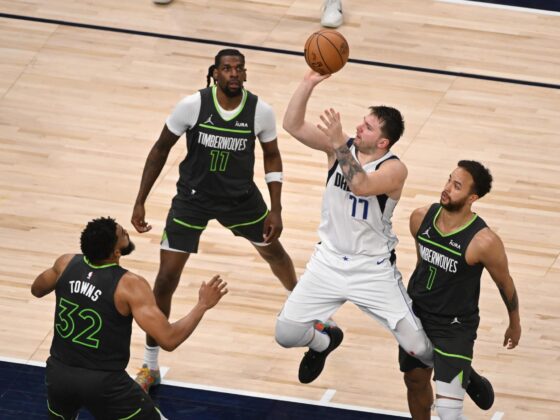 Luka Doncic en la búsqueda de su primer anillo frente a Boston Celtics Fotografía de archivo del jugador de los Dallas Mavericks Luka Doncic (2d) durante un partido de la NBA ante los Minnesota Timberwolves. EFE/EPA/CRAIG LASSIG