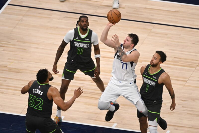 Luka Doncic en la búsqueda de su primer anillo frente a Boston Celtics Fotografía de archivo del jugador de los Dallas Mavericks Luka Doncic (2d) durante un partido de la NBA ante los Minnesota Timberwolves. EFE/EPA/CRAIG LASSIG