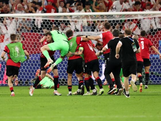 Georgia, el pequeño país que sorprendió al mundo del fútbol La selección de Georgia celebra tras ganar el partido del grupo F de la Eurocopa 2024 entre Georgia y Portugal, en Gelsenkirchen, Alemania. EFE/EPA/GEORGI LICOVSKI
