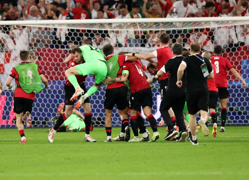Georgia, el pequeño país que sorprendió al mundo del fútbol La selección de Georgia celebra tras ganar el partido del grupo F de la Eurocopa 2024 entre Georgia y Portugal, en Gelsenkirchen, Alemania. EFE/EPA/GEORGI LICOVSKI