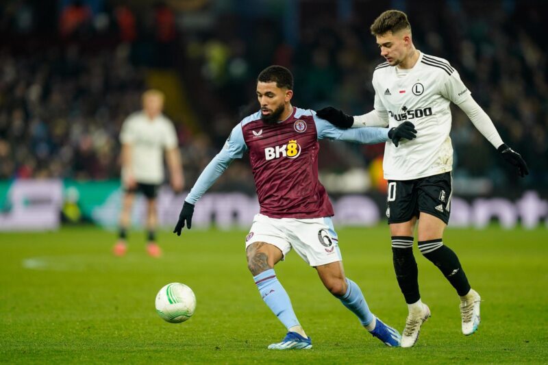 El jugador del Aston Villa Douglas Luiz (I) y Ernest Muci, del Legia.EFE/EPA/TIM KEETON/Archivo