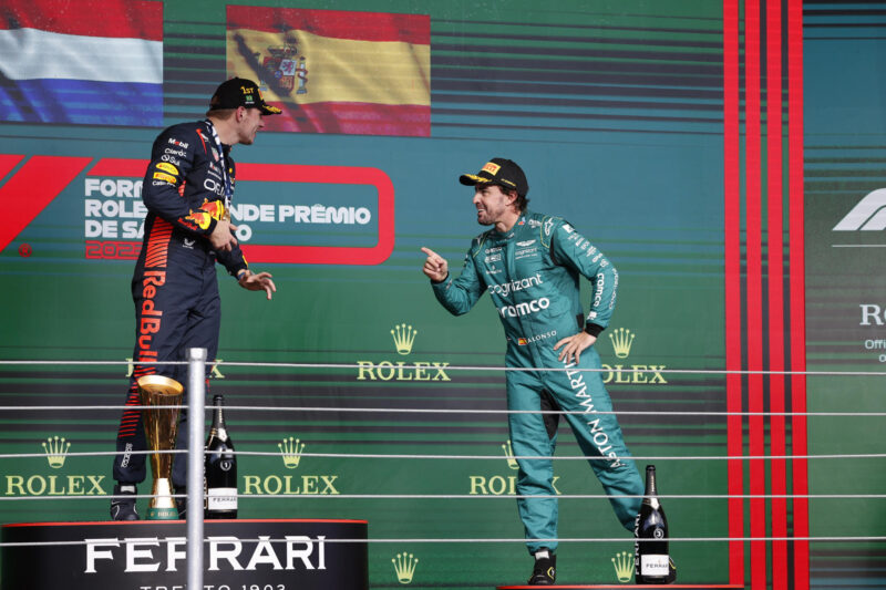 El neerlandés Max Verstappen (i) de Red Bull Racing y el español Fernando Alonso, de Aston Martin, en una foto de archivo. EFE/ Sebastiao Moreira