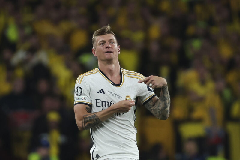 El alemán Toni Kroos, centrocampista del Real Madrid, celebra el título de Liga de Campeones que ganó su equipo frente al Borussia Dortmund. EFE/ Kiko Huesca