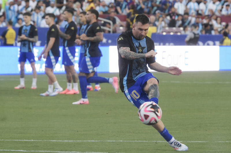 Copa America 2024: More Chances at Record-Breaking for Leo Messi Lionel Messi, capitán y atacante estrella de la selección argentina, fue registrado el pasado 14 de junio, antes de enfrentar a Guatemala en el último partido amistoso previo a la Copa América, en el estadio FedEx Field de Landover (Maryland, EE.UU.). EFE/Lenin Nolly
