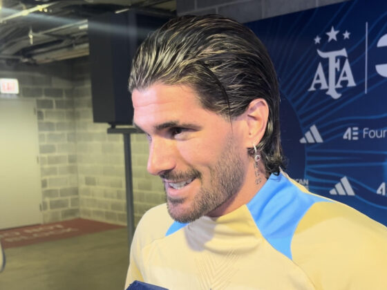 "Nacimos para sufrir", Rodrigo De Paul sobre la Selección Argentina Rodrigo De Paul, centrocampista de la selección argentina de fútbol, fue registrado este domingo, 9 de enero, al atender a al prensa, luego de un partido amistoso contra Ecuador previo a la Copa América, en Chicago (Illinois, EE.UU.). EFE/Andrea Montolivo