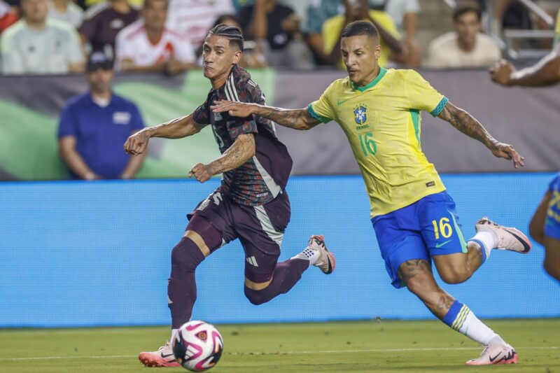 Las camisetas que se usarán en la Copa América 2024 El delantero mexicano Uriel Antuna (i) en acción contra el defensor brasileño Guilherme Lopes (d) durante un partido internacional de fútbol amistoso. EFE/EPA/ADAM DAVIS
