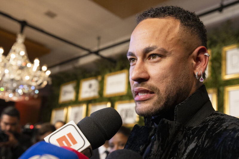 La selección de los ausentes: Neymar, Dybala, Cavani, Falcao Fotografía de archivo, tomada el pasado 3 de junio, en la que se registró al delantero brasileño Neymar, quien se recupera de una rotura del ligamento cruzado y del menisco de su pierna izquierda. EFE/Isaac Fontana