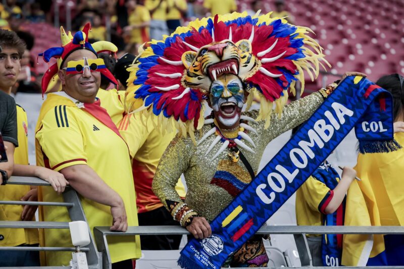 Colombia cerca de romper récord histórico sin derrotas Aficionados de Colombia ocupan este viernes con los distintitivos colores amarillo, azul y rojo las tribunas del estadio en Glendale (Arizona) para el partido de la Copa América de Estados Unidos con Costa Rica. EFE/EPA/JOHN G. MABANGLO