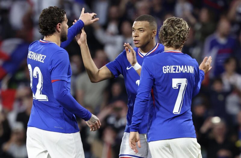El delantero francés Kylian Mbappe (d) celebra con sus compañeros un gol durante el amistoso jugado por Francia y Luxemburgo en Metz, Francia. EFE/EPA/CHRISTOPHER NEUNDORF