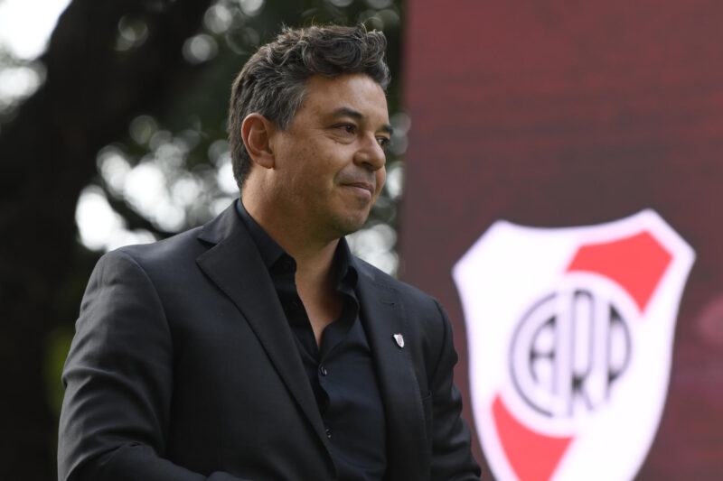 Fotografía de archivo del exfutbolista y entrenador argentino Marcelo Gallardo en los alrededores del Estadio Monumental de Núñez en Buenos Aires (Argentina). EFE/ Diego Haliasz