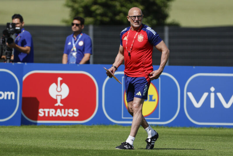 Eurocopa: España ya es de octavos El seleccionador Luis de la Fuente durante el entrenamiento de la selección española de fútbol en el lugar de concentración de Donaueschingen. EFE/ J.J. Guillén