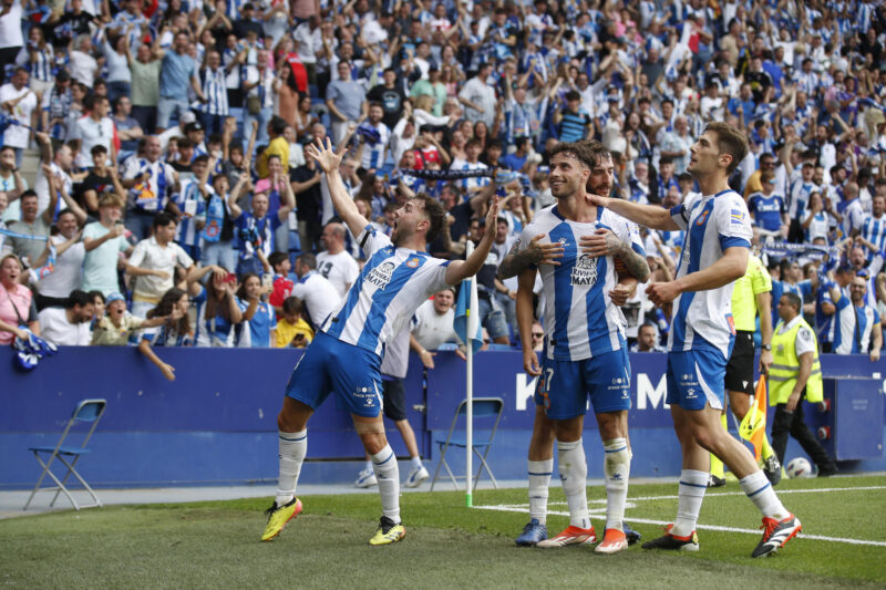 LaLiga prepara serie documental junto con Netflix para la 2024-2025 El delantero del Espanyol Javi Puado (c) celebra con sus compañeros tras marcar el 1-0 ante el Oviedo durante el partido de vuelta de la final por el ascenso a LaLiga EA Sports, este domingo en el Stage Front Stadium de Cornellà de Llobregat (Barcelona). EFE/ Toni Albir
