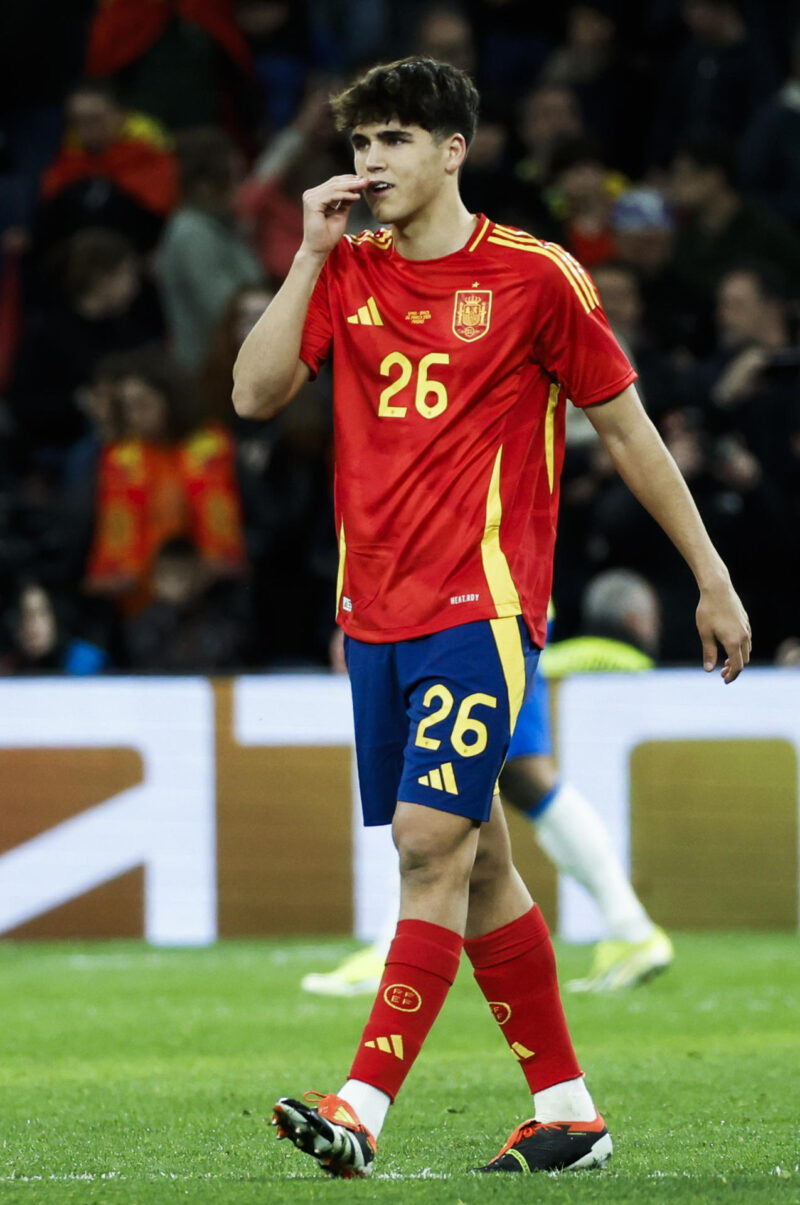 El defensa de la selección española Pau Cubarsí en el terreno de juego durante el partido amistoso que las selecciones nacionales de fútbol de España y Brasil disputan hoy martes en el estadio Santiago Bernabéu, en Madrid. EFE/Mariscal