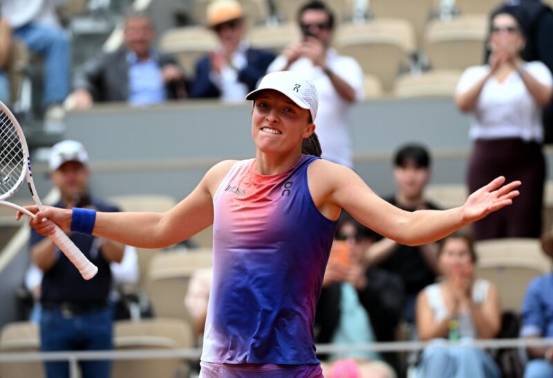 La polaca Iga Swiatek celebra la victoria de su partido de cuartos de final contra Marketa Vondrousova, de la República Checa, en el torneo de tenis Grand Slam del Abierto de Francia en Roland Garros en París, Francia. EFE/EPA/CAROLINE BLUMBERG