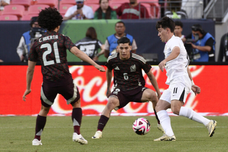 César Huerta (i) y Gerardo Arteaga (c) de México disputan el balón con de Facundo Pellistri de Uruguay este miércoles, en un partido amistoso internacional entre las selecciones nacionales de México y Uruguay, en el estadio Empower Field en Mile High en Denver (EE.UU.). EFE/ Todd Pierson