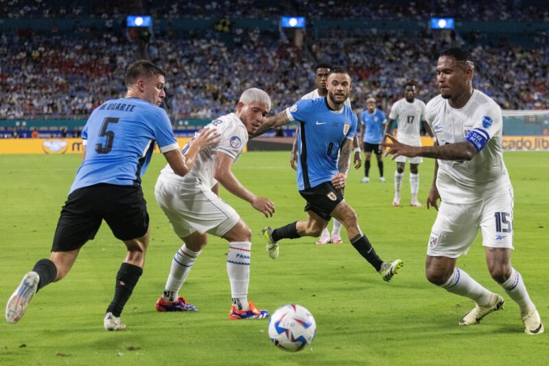 El uruguayo Manuel Ugarte (i), el panameño Cristian Martínez (2-i), el defensor uruguayo Nahitan Nandez (2-d), y el defensor panameño Eric Davis (d) en la Copa América 2024. EFE/EPA/CRISTÓBAL HERRERA-ULASHKEVICH