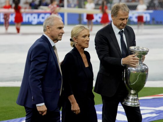 Así fue el homenaje a Franz Beckenbauer en la EURO 2024 Bernard Dietz (I), capitán de Alemania en 1980, Juergen Klinsmann, capitán en 1996 y Heidi Beckenbauer,mujer de Frankz Beckenbauer. EFE/EPA/RONALD WITTEK