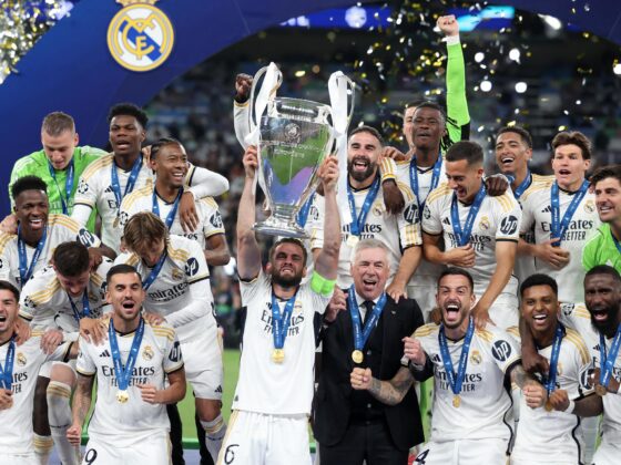 ESPECIAL: La grandeza del Real Madrid en Europa Nacho Fernández, capitán del Real Madrid, levanta el trofeo de la Liga de Campeones, tras vencer en Wembley 0-2 al Borussia Dortmund. EFE/EPA/NEIL HALL