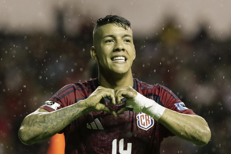 Las camisetas que se usarán en la Copa América 2024 El centrocampista Orlando Galo, de 23 años, es uno de los jóvenes que integra la plantilla de Costa Rica. EFE/ Jeffrey Arguedas