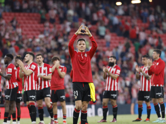 Breves UNANIMO: Ex del Manchester United a un paso de Boca Juniors El centrocampista del Athletic Club, Ander Herrera, saluda a la afición d San Mamés, a la finalización del encuentro correspondiente a la jornada 31 entre Athletic Club y Villarreal. (Manchester United-Boca Juniors) EFE / Miguel Toña.