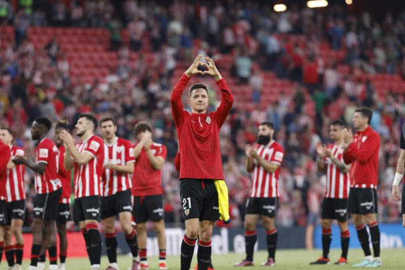 El centrocampista del Athletic Club, Ander Herrera, saluda a la afición d San Mamés, a la finalización del encuentro correspondiente a la jornada 31 entre Athletic Club y Villarreal. (Manchester United-Boca Juniors) EFE / Miguel Toña.