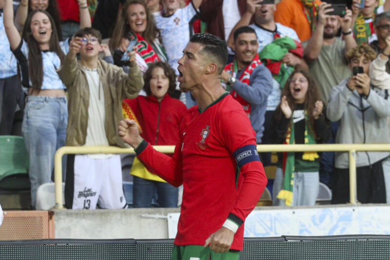 Cristiano y los 10 récords de la Euro que están a su nombre Cristiano Ronaldo celebra tras marcar el 2-0 durante el partido amistoso ante Irlanda, previo a la Eurocopa. EFE/Carlos García