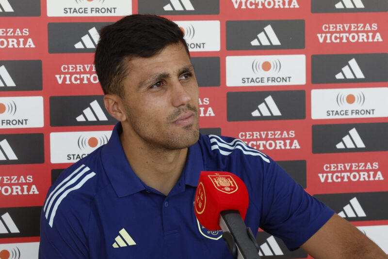 El centrocampista del Manchester City Rodri Hernández atiende a la prensa durante el Media Day UEFA de la selección española de fútbol en la Ciudad de Fútbol de Las Rozas (Madrid). La UEFA EURO 2024 (Eurocopa) comienza en Múnich (Alemanis) el viernes 14 de junio y termina con la final en Berlín el domingo 14 de julio. EFE/ J.J. Guillén