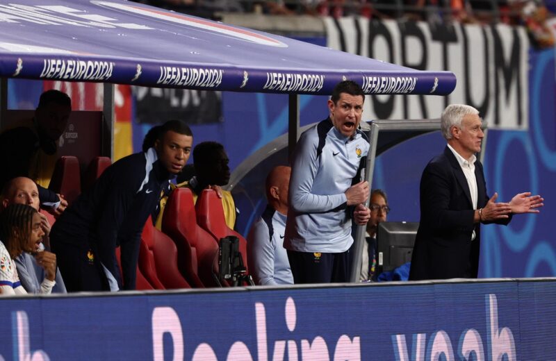 Así fue el regreso de Kylian Mbappé con Francia en la EURO 2024 EL jugador Kylian Mbappe (3I en el banquillo detrás del seleccionador Didier Deschamps. EFE/EPA/ANNA SZILAGYI