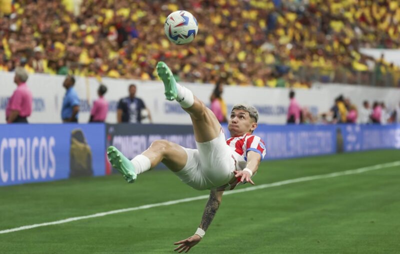 El delantero paraguayo Julio Enciso en acción durante la primera mitad del partido Copa América 2024. EFE/EPA/LESLIE PLAZA JOHNSON