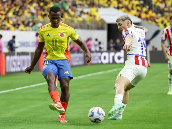 Colombia cerca de romper récord histórico sin derrotas El centrocampista colombiano Jhon Arias (i) y el delantero paraguayo Julio Enciso (d) en un partido de la Copa América 2024. EFE/EPA/LESLIE PLAZA JOHNSON