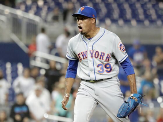 Mets avanzan y se define la ronda Divisional en la MLB Fotografía de archivo en la que se registró al puertorriqueño Edwin Díaz, lanzador relevista de los Mets de Nueva York, quien fue suspendido por la MLB durante 10 partidos por violar disposiciones de la regla sobre el uso de sustancias pegajosas para lanzar. EFE/Jason Szenes